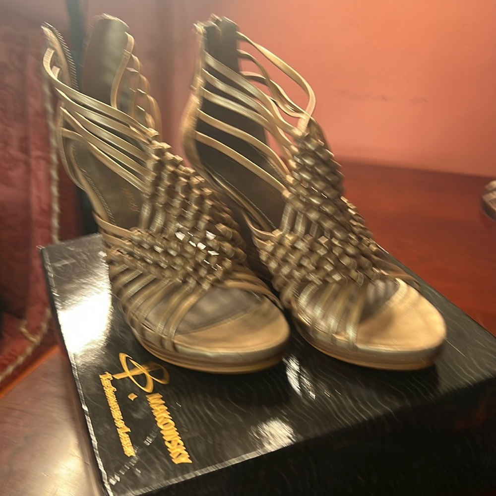 B Makowsky wedge sandals